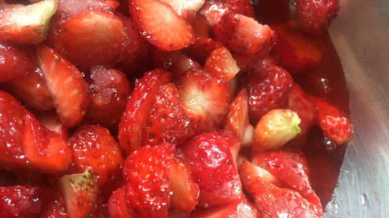 自制草莓酱,腌至草莓比较软，出水的状态