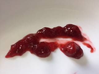 自制草莓酱,你可以拿一个空盘子放入少许的草莓酱，手指划过无流动就可以了