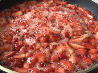 自制草莓酱,中小火慢慢熬制，用铲子要不停的翻动，以免粘底