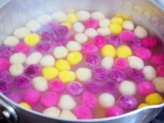 自制水果珍珠,不停的搅拌，免得粘锅了，搅拌煮至珍珠浮起