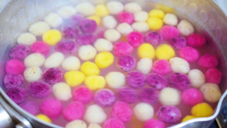 自制水果珍珠,不停的搅拌，免得粘锅了，搅拌煮至珍珠浮起