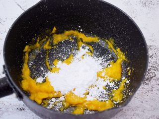 自制水果珍珠,木薯粉分成50克一份，再把烧开的果汁中迅速加入木薯粉