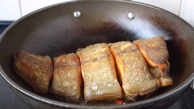 红烧鲽鱼段,放入煎好的鲽鱼段。