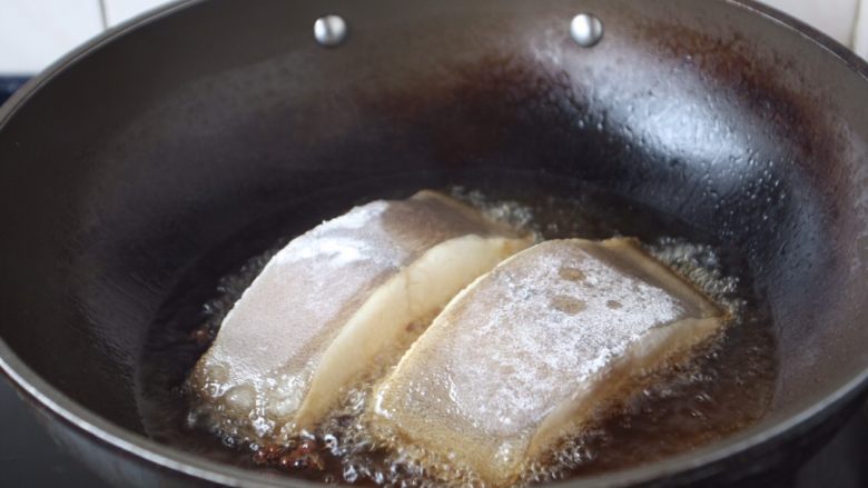 红烧鲽鱼段,大火起锅，锅烧热后放入大量（约300ml）的油。当油六、七成热时放入鱼，此时改中火煎鱼。
温馨提示：
（1）煎鱼时随时微微调整火的大小，千万不要让油起烟。 
（2）六、七成热的油温是如何判断呢，就是油面有明显的波动。 
（3）往油锅里放鱼时，要贴着油面轻轻地放入。 
（4）我使用的是不粘锅。 如果小伙伴们使用的是铁锅就要把锅烧的热热的，然后用姜在锅里涂抹一层，再继续操作，这样避免粘锅。