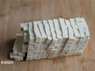 香椿拌豆腐,再将薄片切成条，最后切成0.5厘米左右见方的小丁，备用。豆腐切得小一点更入味更好吃。