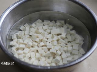 香椿拌豆腐,将豆腐捞出浸入冷水中，过两遍冷水。