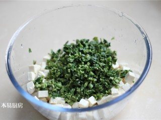 香椿拌豆腐,将香椿碎和豆腐丁放入大碗中开始调味。
