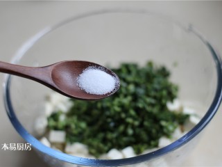 香椿拌豆腐,加入半勺食用盐。