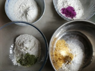 迷你豆沙馒头,400克面粉分成4份，每份100克，分别加入奶粉、紫薯粉、南瓜粉和菠菜粉