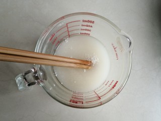 迷你豆沙馒头,糖和酵母溶于温水中，把酵母水分成4份