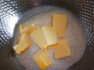 椰蓉面包,发酵时候我们来做椰蓉馅，把椰蓉里加入软化的黄油用刮刀按压均匀。其实我是用手直接搓的。