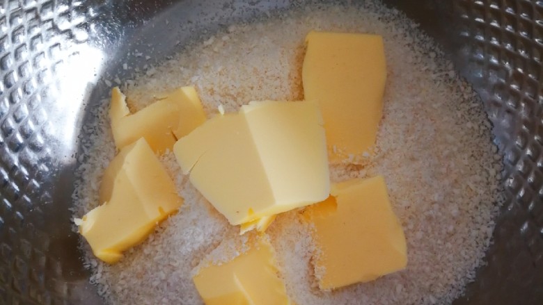 椰蓉面包,发酵时候我们来做椰蓉馅，把椰蓉里加入软化的黄油用刮刀按压均匀。其实我是用手直接搓的。