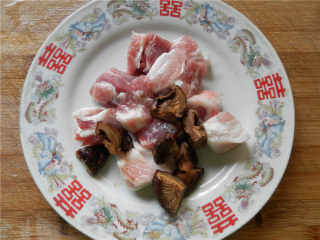 肉末茄汁金针菇,将瘦肉、香菇切块。
