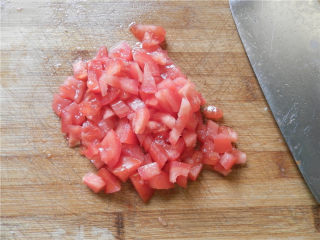 肉末茄汁金针菇,西红柿切丁。
