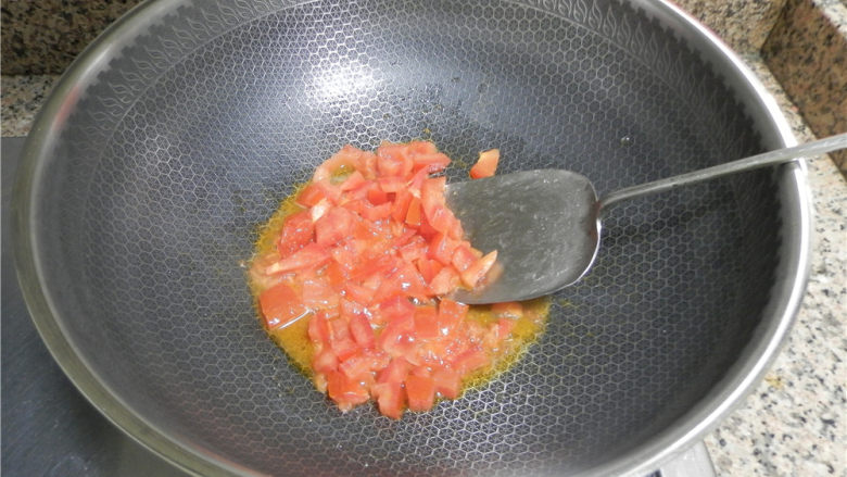 肉末茄汁金针菇,热油放番茄炒，放少量香菇水，淋点生抽。