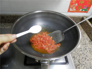 肉末茄汁金针菇,放白糖、盐炒匀。
