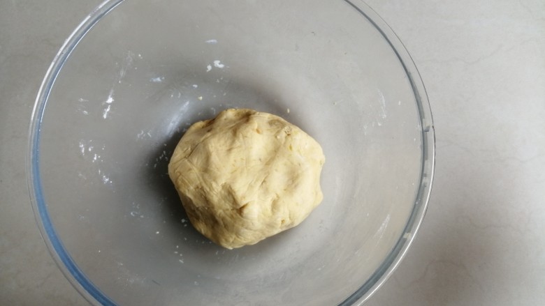 香蕉红薯糯米饼,揉成柔软的糯米团，盖上保鲜膜