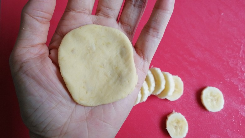 香蕉红薯糯米饼,糯米团分成13克一份，用手压扁