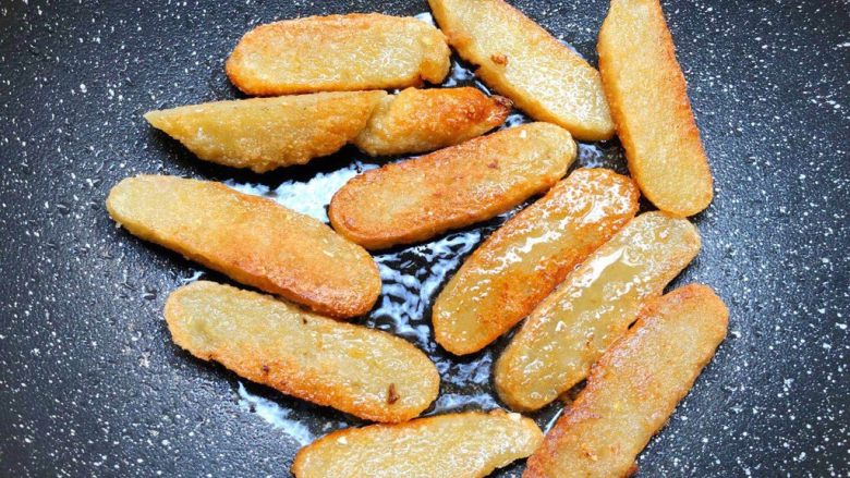 家乡味-笋粿,吃的时候，把笋粿切成小块，放锅里煎至两面金黄即可食用。
