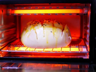 馒头创意吃法,送入预热好的烤箱，200℃烤10分钟。

