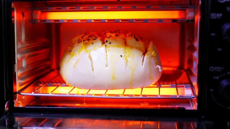 馒头创意吃法,送入预热好的烤箱，200℃烤10分钟。
