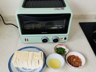 香煎嫩豆腐,多功能小烤箱开启煎烤功能