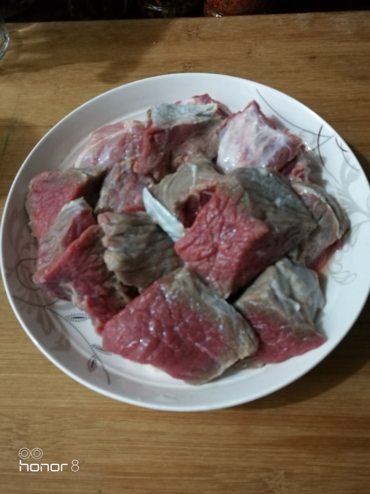 菜谱#三七牛肉炖土豆#[创建于17/4~2019],牛肉改刀切成小方块30X30cm。
