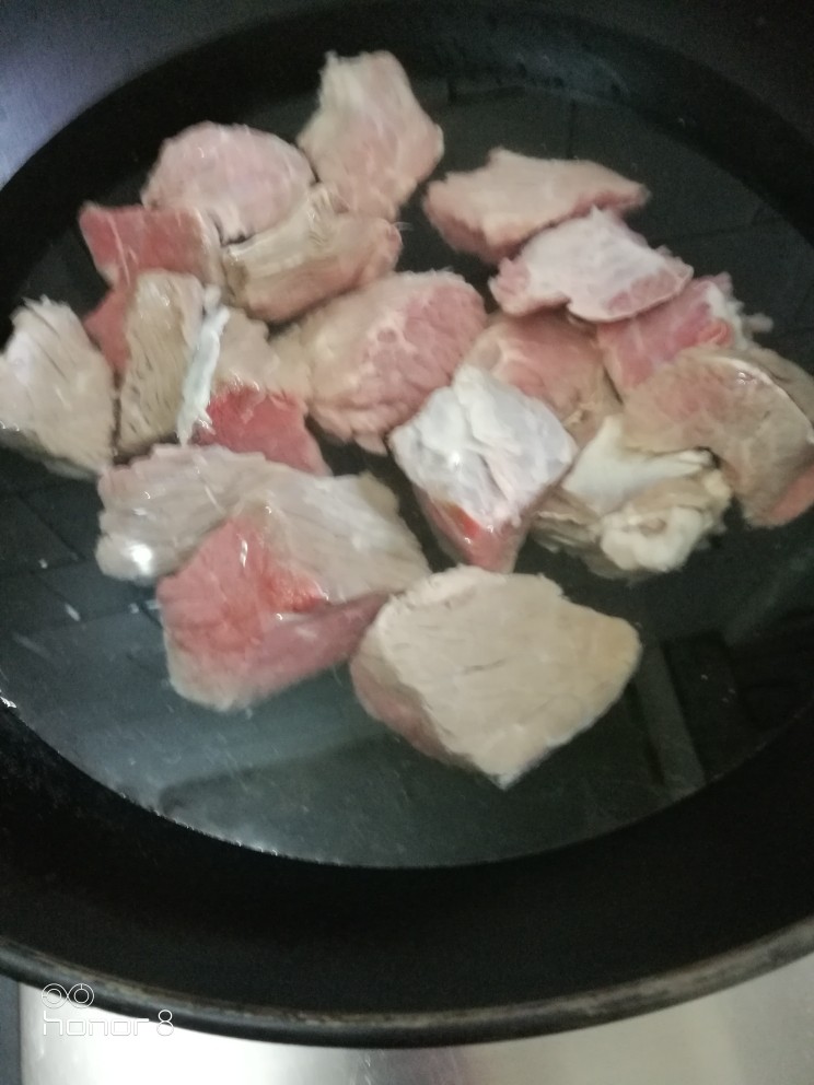 菜谱#三七牛肉炖土豆#[创建于17/4~2019],起锅放入牛肉。
