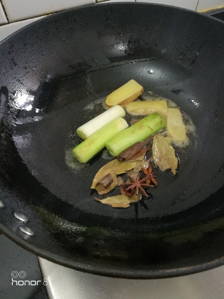 菜谱#三七牛肉炖土豆#[创建于17/4~2019],放入八角、桂皮、香叶继续煸炒香。