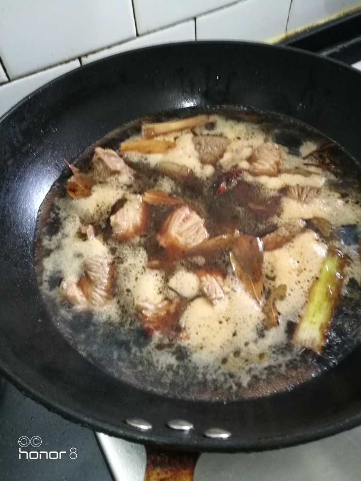 菜谱#三七牛肉炖土豆#[创建于17/4~2019],再放入焯过水的牛肉，烧止小开，撒去浮沫。