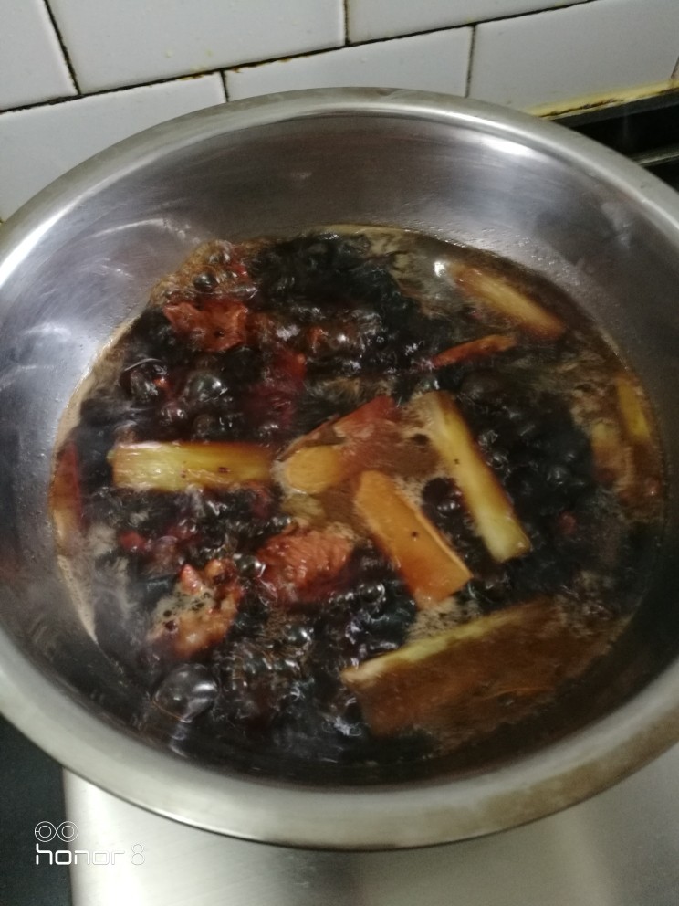 菜谱#三七牛肉炖土豆#[创建于17/4~2019],倒入不锈钢烧锅内。