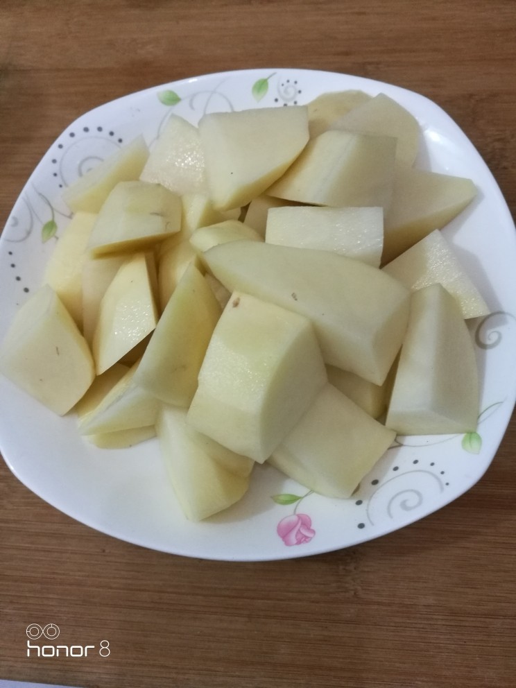 菜谱#三七牛肉炖土豆#[创建于17/4~2019],土豆削去皮，切成滾刀块。