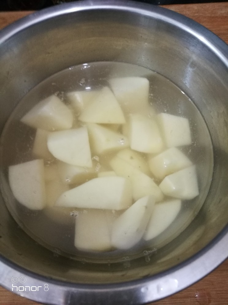 菜谱#三七牛肉炖土豆#[创建于17/4~2019],在水中浸泡片刻，去除淀粉。