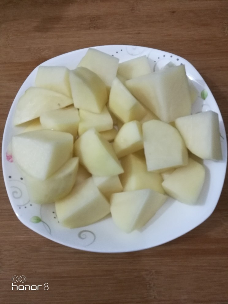 菜谱#三七牛肉炖土豆#[创建于17/4~2019],从水中涝出土豆。
