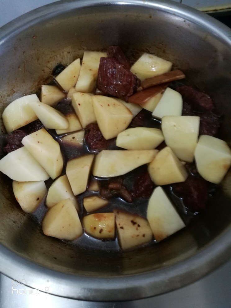 菜谱#三七牛肉炖土豆#[创建于17/4~2019],倒入炖制牛肉的炖锅中。