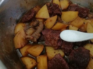 菜谱#三七牛肉炖土豆#[创建于17/4~2019],调味:加入2克精盐。