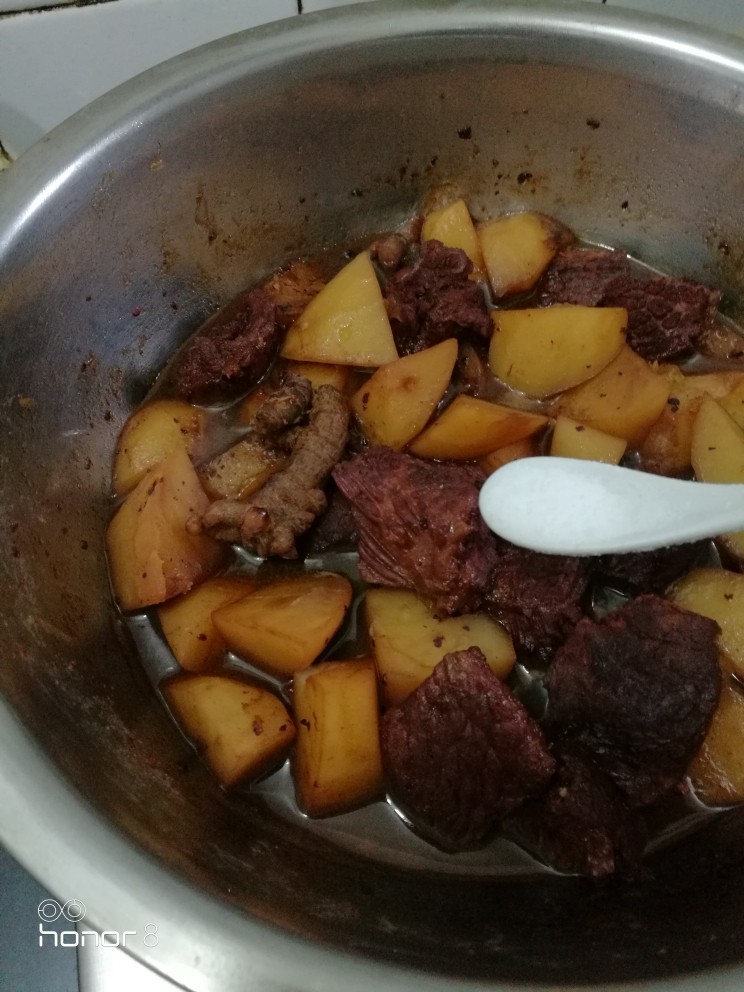 菜谱#三七牛肉炖土豆#[创建于17/4~2019],调味:加入2克精盐。