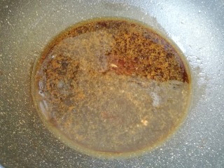 青花椒辣卤小龙虾,锅内倒入卤水和纯净水。