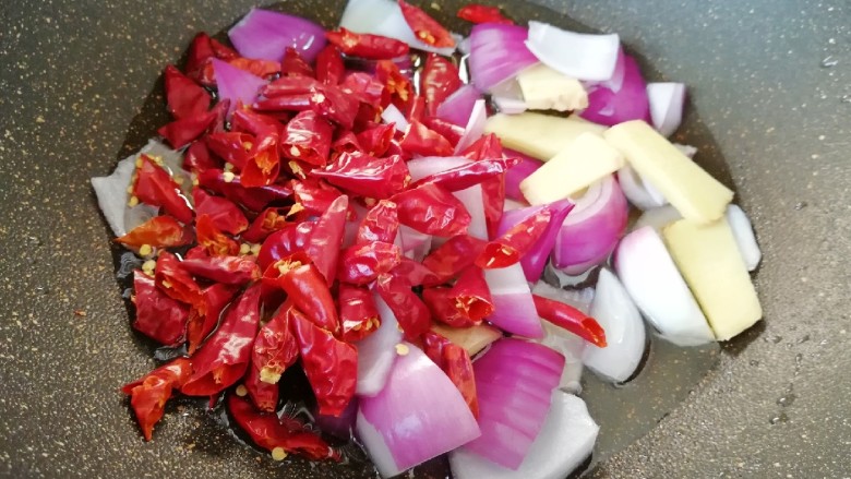爆炒咖喱小龙虾,下入洋葱、生姜和干红辣椒中小火炸制。