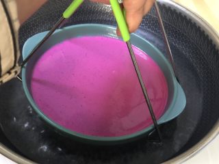 火龙果水果凉皮,用夹子夹住盘子放入开水锅中，盘子底部接触开水，等表面凝固了后再放入开水中烫1-2分钟，凉皮就做好了。