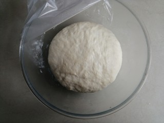炼乳花环面包,用126克温水溶解3克酵母，加入210克面包粉，揉成面团即可，放入冰箱冷藏发酵17个小时