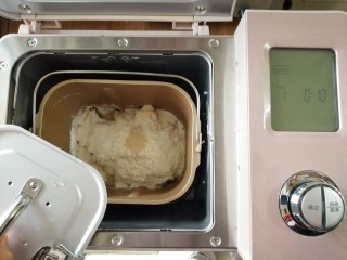 炼乳花环面包,倒入面粉和酵母，将面包桶放入到东菱JD08面包机里，盖上面包桶盖子，选择和面程序10分钟（不同型号的面包机揉面时间不同）