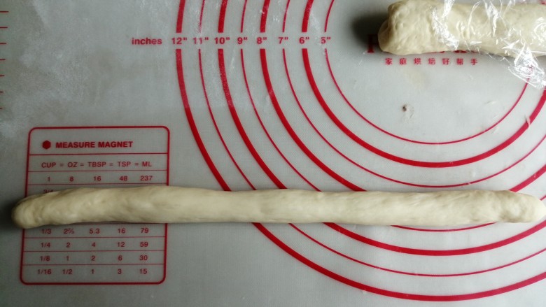 炼乳花环面包,搓到30厘米左右的长度，如果搓不长就继续松驰一下