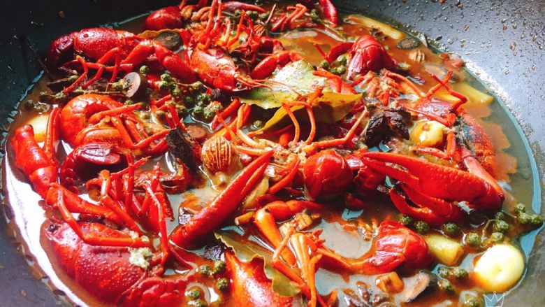辣卤小龙虾,开锅盖尝味道，应该够辣够咸，如果不够就适量加点盐或者辣椒面。