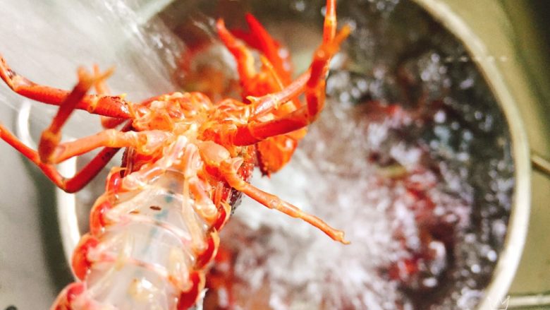 吮指蒜蓉小龙虾,用刷子刷洗它的腹部