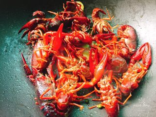 吮指蒜蓉小龙虾,接着干净的锅，烧热下入油，下姜片和小龙虾一起中小火炒香。