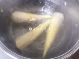 雪菜笋丝炒肉丝  鲜到没朋友,竹笋剥去外壳，削掉老根后水里汆烫一下。