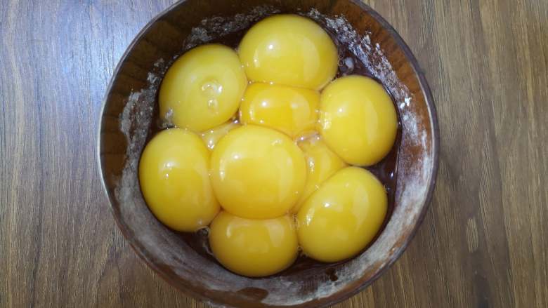 古早蛋糕,将鸡蛋的蛋白与蛋黄分离，蛋黄装在小碗中，我直接用装面粉的小碗了。