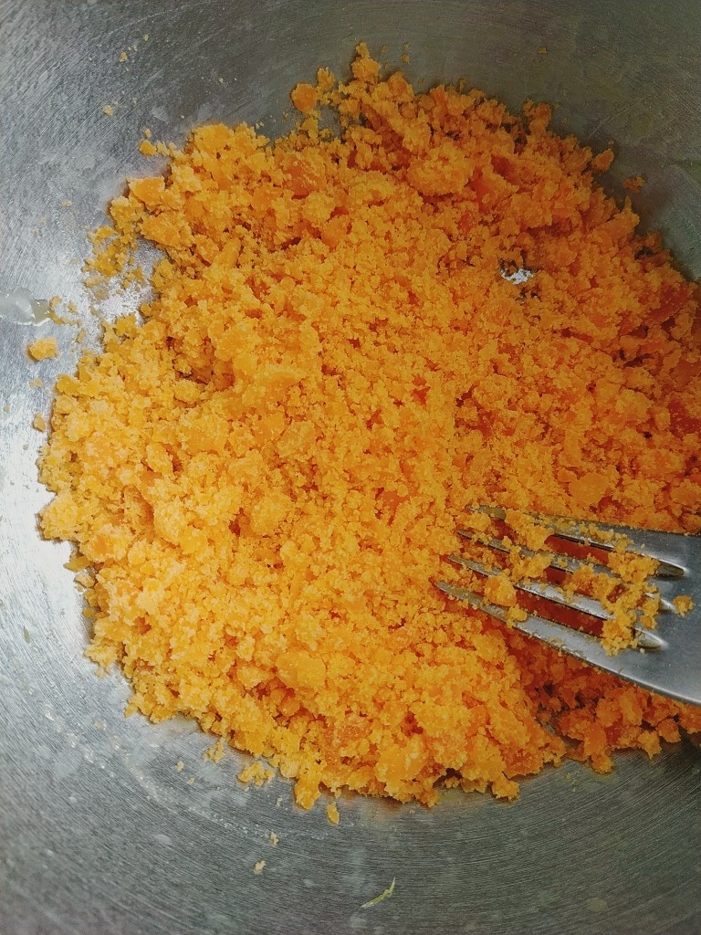 蟹黄豆腐,用叉子压碎咸蛋黄，备用；