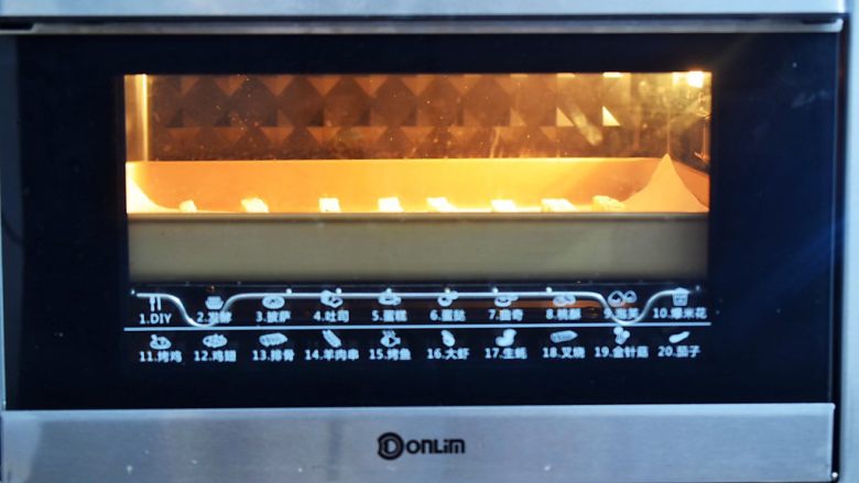 酸奶棒,再放入预热好的烤箱，上下火80度，中层烤40分钟，具体的时间和温度还是要根据自己烤箱的温度适当的调整